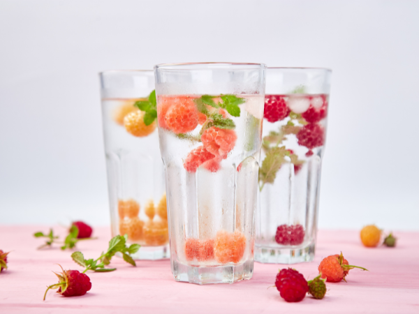 Fruité, Floral, Citronné...Le verre d'eau se décline à l'infini avec ces recettes d'eau aromatisée